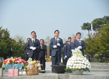 당선자, 노무현 대통령 묘소 참배 및 기자회견